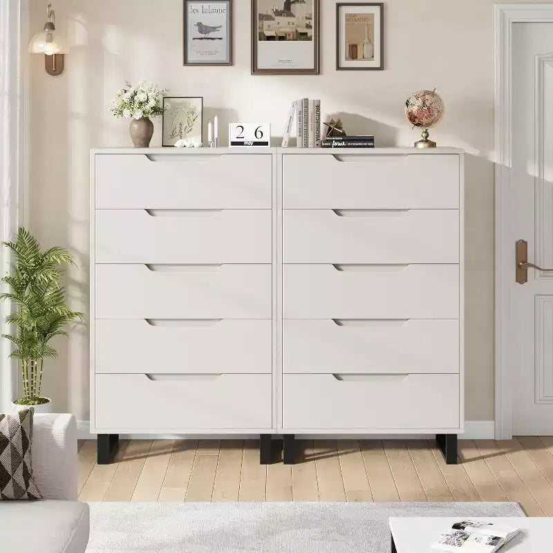 Commode à cinq tiroirs avec pieds métalliques réglables et plateau large