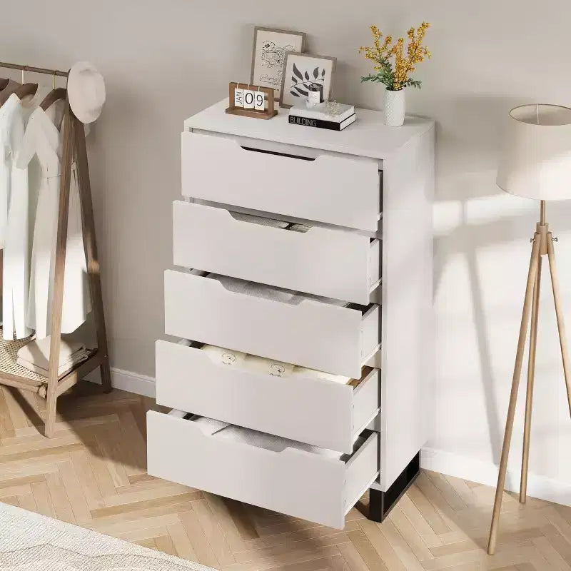 Commode à cinq tiroirs avec pieds métalliques réglables et plateau large