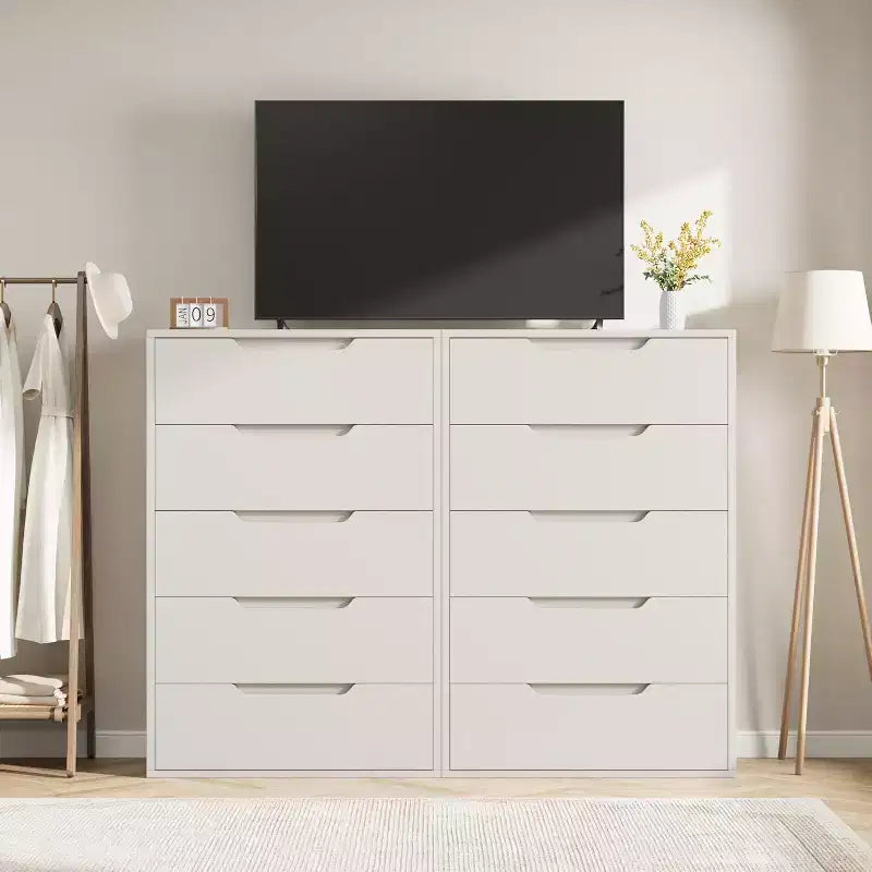 Commode à cinq tiroirs avec pieds métalliques réglables et plateau large