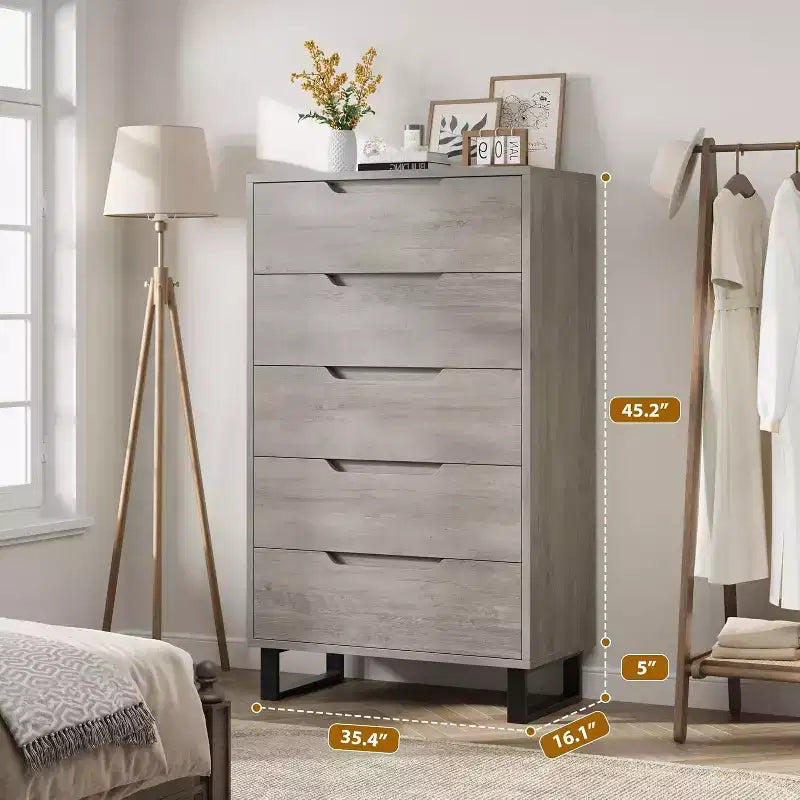 Commode à cinq tiroirs avec pieds métalliques réglables et plateau large