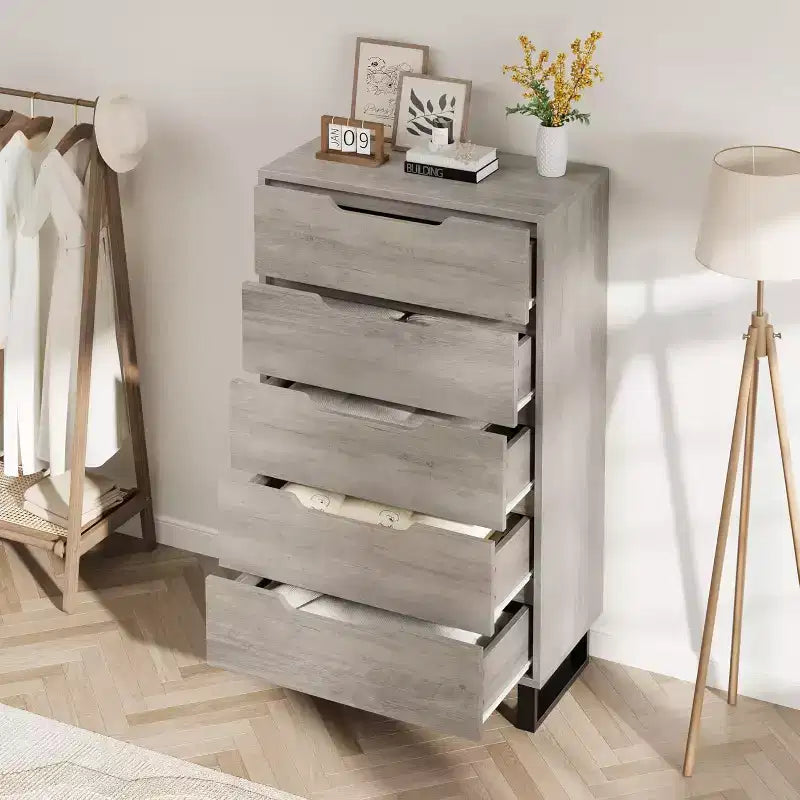 Commode à cinq tiroirs avec pieds métalliques réglables et plateau large