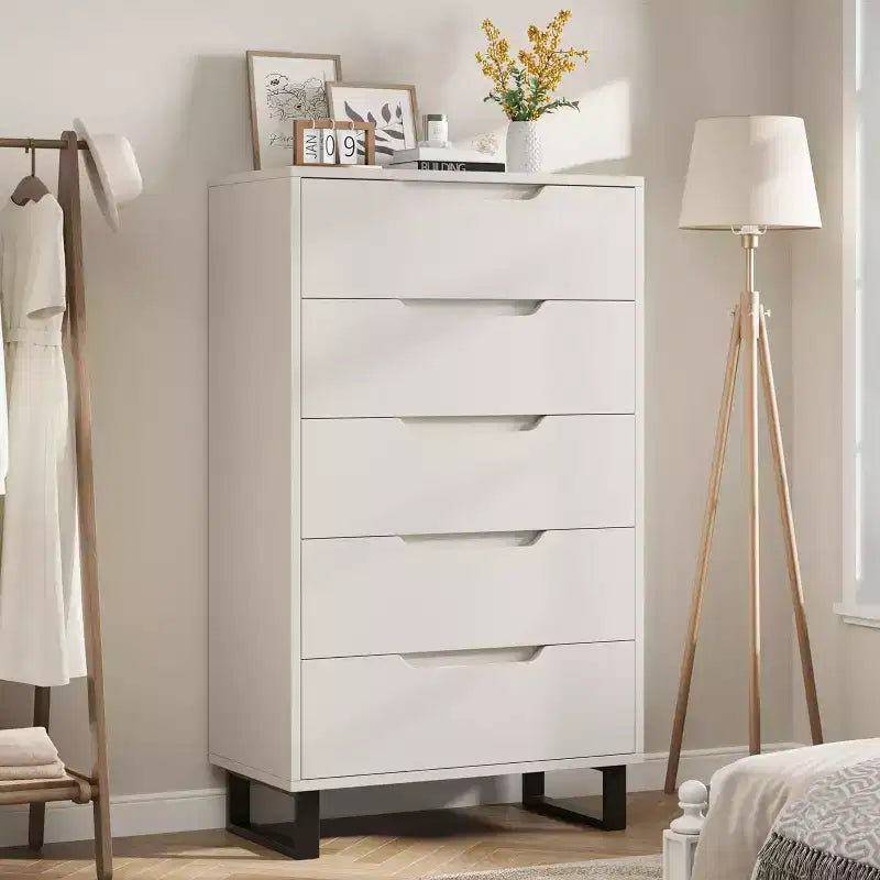 Commode à cinq tiroirs avec pieds métalliques réglables et plateau large